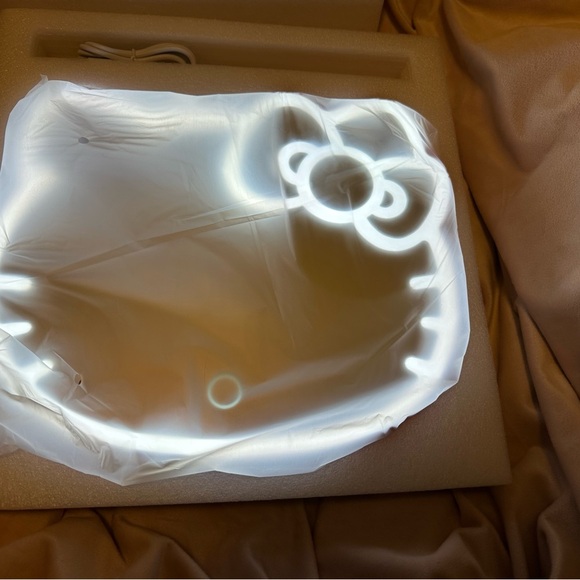 Impressions Vanity Hello Kitty Desk Mirror Soft Touch Sensor Switch Tri Tone LED - Picture 2 of 7